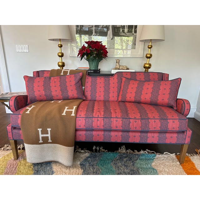 Elegant and comfortable loveseat in excellent condition, perfect for smaller living spaces or as a stylish accent piece....