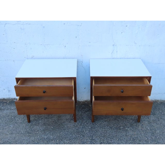 American of Martinsville America of Martinsville Mid Century Modern Two Tones Nightstands a Pair 6298 For Sale - Image 4 of 18