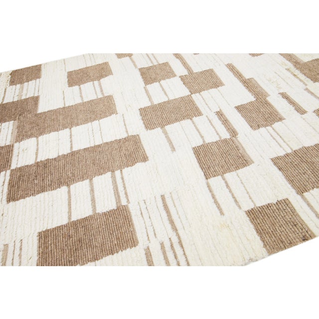 2020s Modern Beige and Brown Wool Rug Abstract Moroccan Style For Sale In New York - Image 6 of 7