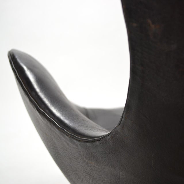 Metal Rare First Generation Egg Chair by Arne Jacobsen For Sale - Image 7 of 10