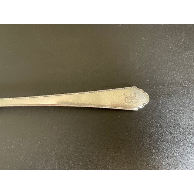 Lunt Silver 1920s Lunt Silver Treasure William & Mary 1921 Sterling Teaspoon With Monogram B For Sale - Image 4 of 12