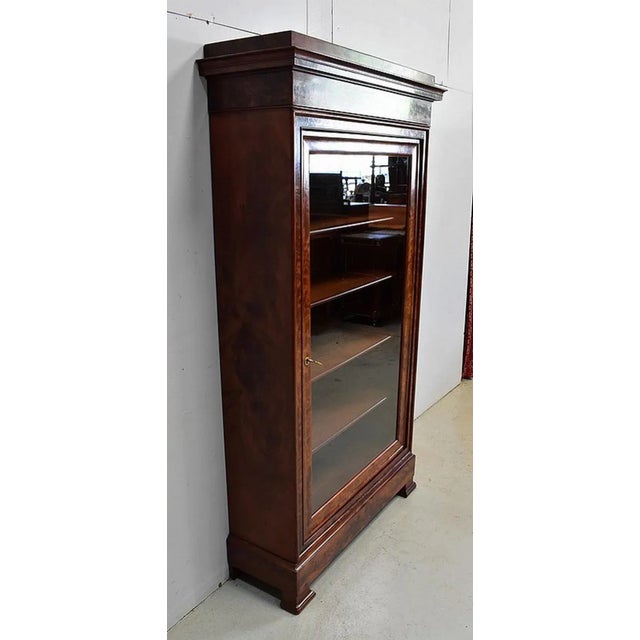 Small Rare Exhibition of furniture, veneer Figured Mahogany, Restoration period. It opens in front by a large door frame...