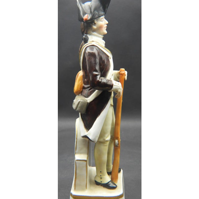Sitzendorf Porcelain Revolutionary War Pennsylvania Infantry Soldier Figurine 1918-1920 For Sale In Monterey, CA - Image 6 of 8