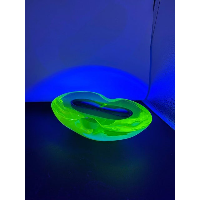 1960s Rare MCM Biomorphic Murano Uranium Glass Bowl by Antonio Da Ros for Cenedese For Sale - Image 10 of 13