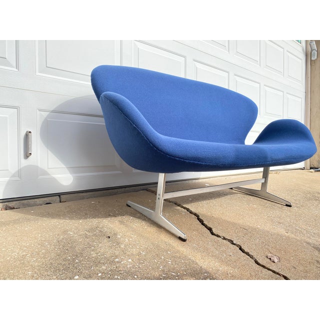 Mid-Century Modern 1970s Attributed to Arne Jacobsen Blue Swan Sofa for Fritz Hansen Vintage Original For Sale - Image 3 of 10