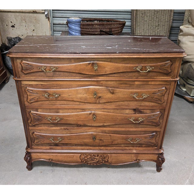 Provençal Walnut Chest of Drawers with Red Marble Top, Late 19th Century, in Good conditions. Designed 1890 to 1919