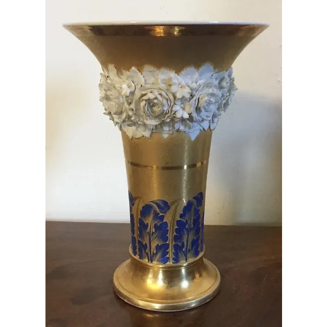 Antique Early 19th Century French Empire Porcelain Gold Trumpet Vase with Flower Garland For Sale - Image 4 of 12