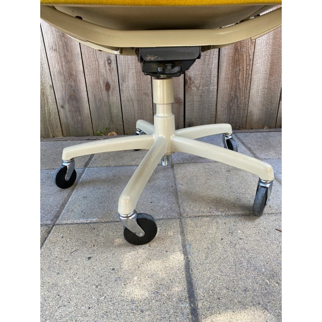 1970s Vintage Mid-Century Steelcase Yellow Rolling Office Desk Arm Chair For Sale - Image 5 of 13