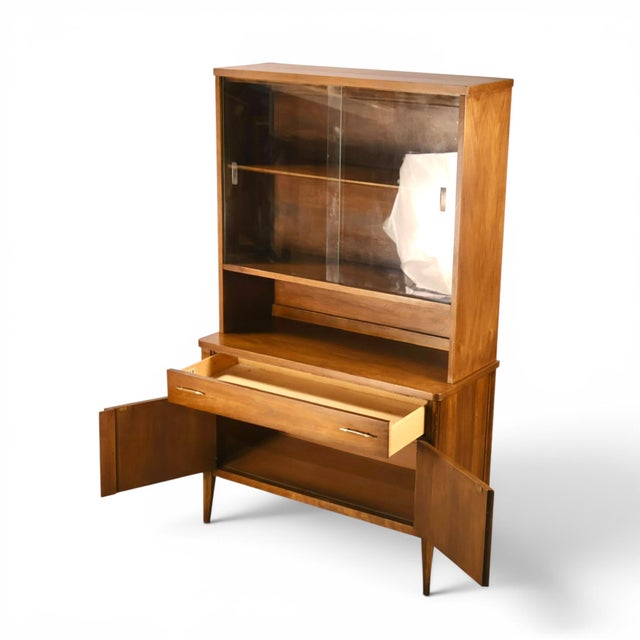Broyhill Saga Vintage Mid Century Modern Petite China Cabinet C. 1960s For Sale - Image 12 of 16