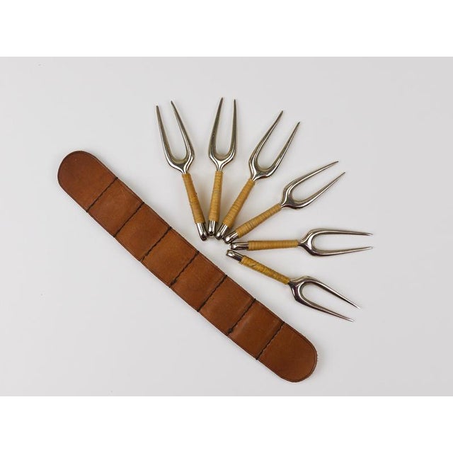 Carl Auböck #3679 Corn Cob Skewers Forks with Leather Holder attributed to Carl Auböck, Vienna, Austria, 1930s, Set of 7 For Sale - Image 4 of 10