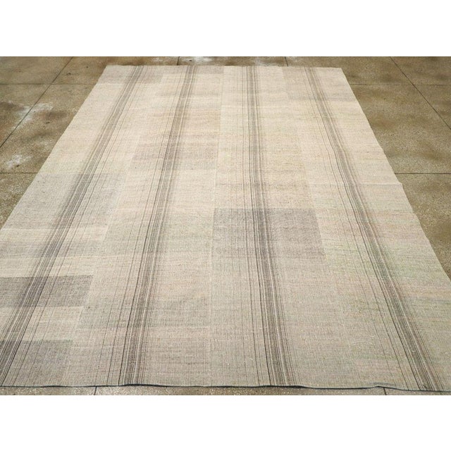 Galerie Shabab Collection Mid-20th Century Handmade Turkish Flatweave Kilim Room Size Carpet For Sale - Image 4 of 10