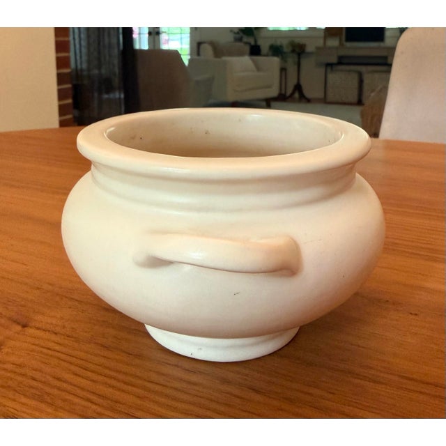 Roseville Pottery Roseville Rosecraft Colors Ivory/White Jardiniere | Shape 550-4 | Marked | C. 1917–1920s American Art Pottery For Sale - Image 4 of 7