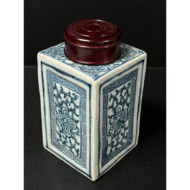 Late 19th Century Chinese Art Blue and White Porcelain Tea Caddy With Wooden Cover For Sale In New York - Image 6 of 10