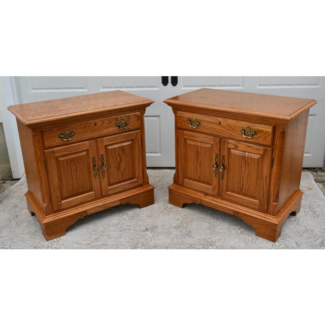American Vintage Thomasville Pair of Traditional Americana Style Oak Nightstands For Sale - Image 3 of 12