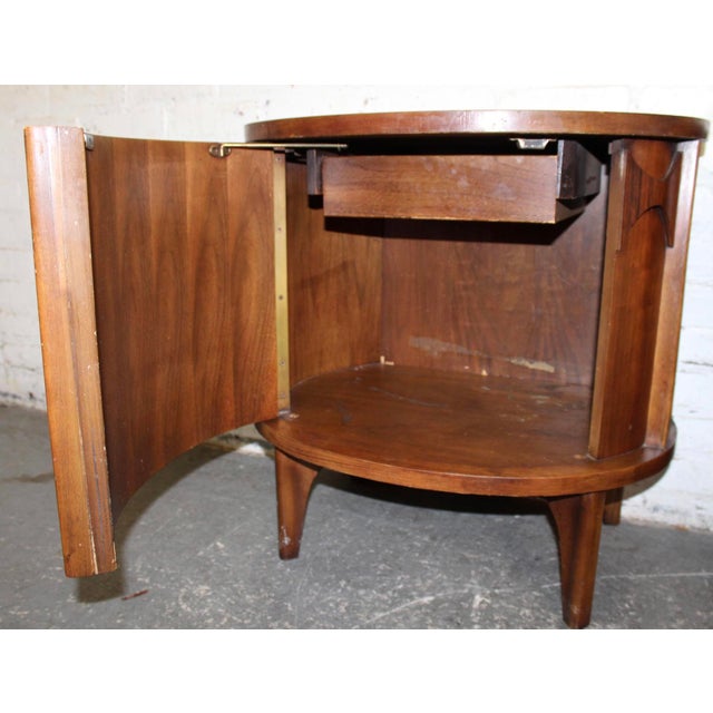 Wood Mid 20th Century Pair of Kent-Coffey 'Perspecta' Night Stands For Sale - Image 7 of 12