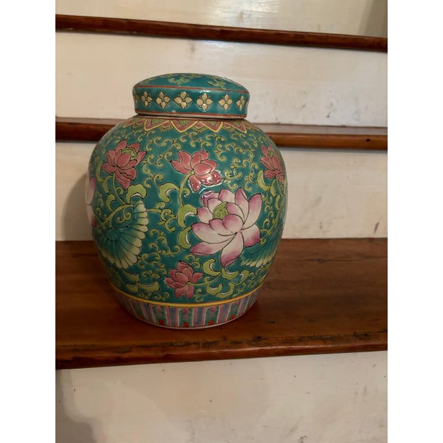 Attractive vintage Chinese ginger jar with floral design with lid.