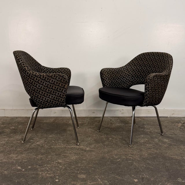 Pair of Eero Saarinen for Knoll Executive armchairs. These chairs have thin aluminum legs and curvy and rounded back...