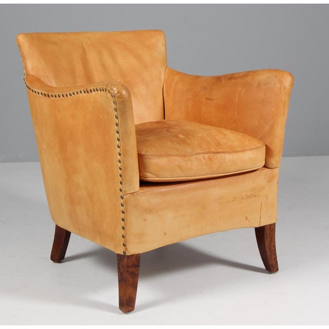Danish Cabinetmaker lounge chair with patinated nature leather. Lose cushion. Stained birch legs. Made in the 1940s