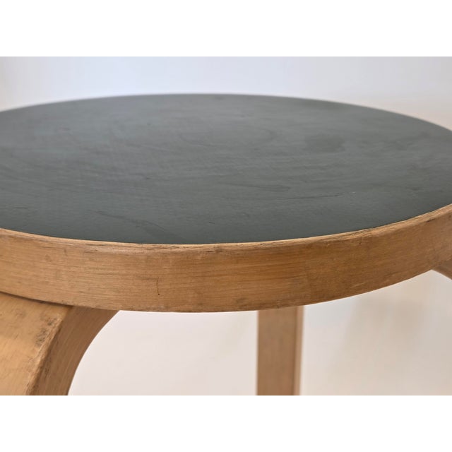 E60 Stools in Green Linoleum by Alvar Aalto for Artek, Finland, 1960s, Set of 2 For Sale - Image 11 of 15