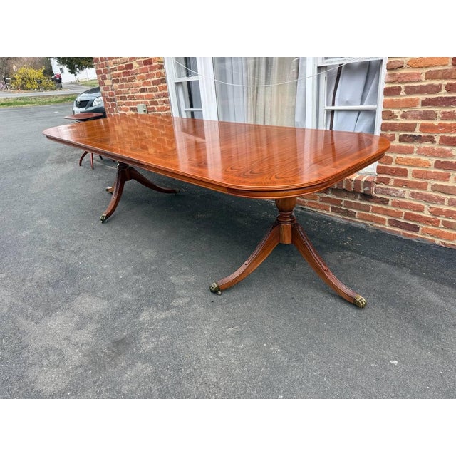 Late 20th Century Vintage George III Style Cross-Banded Top Double Pedestal Inlaid Dining Table With Leaves For Sale - Image 5 of 17