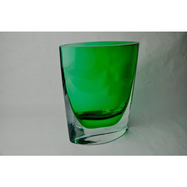Hollywood Regency Green Sommerso Vase in Murano Glass attributed to Seguso, Italy, 1980s For Sale - Image 3 of 8