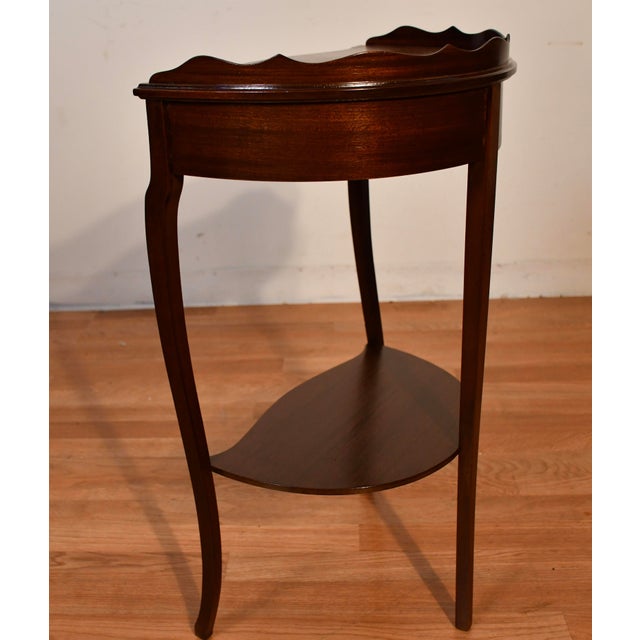English 1940s English Style Mahogany Side Table / End Table Accent Table For Sale - Image 3 of 10