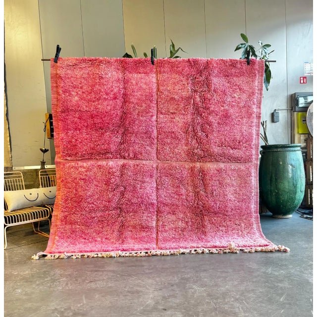 This MOROCCAN CHECKERED PINK TUFTED RUG is from Beni Ouarain tribe. Moroccan Pink Beni Ourain Rug are woven from undyed...