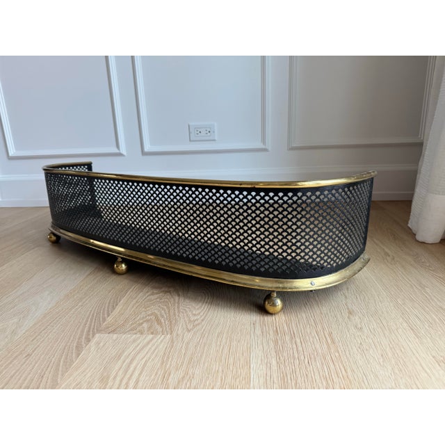 This 19th-century fireplace fender is a classic Victorian piece that manages to be both sophisticated and understated. The...