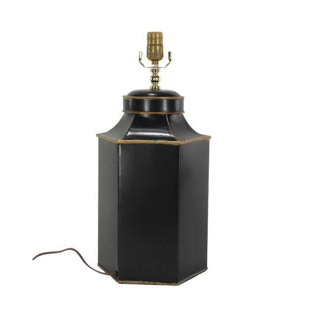 Pair of 20th-Century Vintage Hand-Painted Chinoiserie Hexagonal Tole Tea Caddy Lamps For Sale In New York - Image 6 of 11