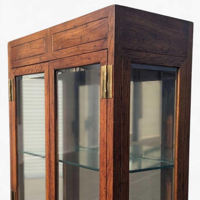 1970s Mid-Century Oak & Brass Lighted Curio Cabinet by Henredon, 1970s For Sale - Image 5 of 15