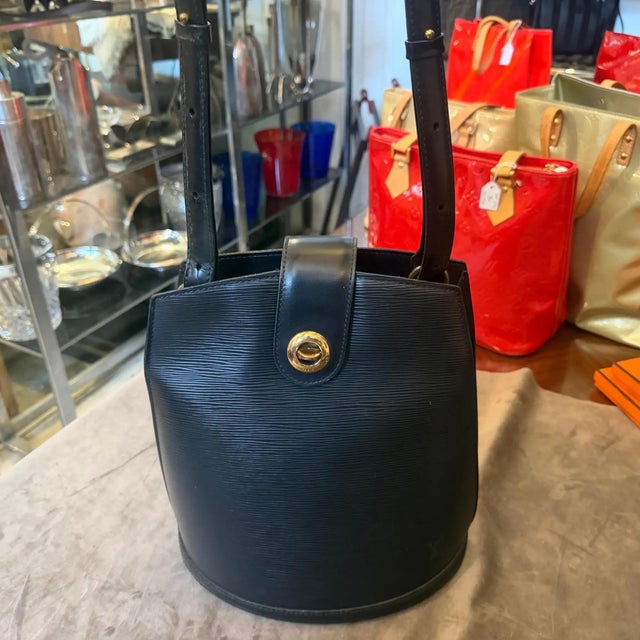 1990s 1995 Vintage Louis Vuitton Black Epi Leather Cluny Shoulder Bag For Sale - Image 5 of 17