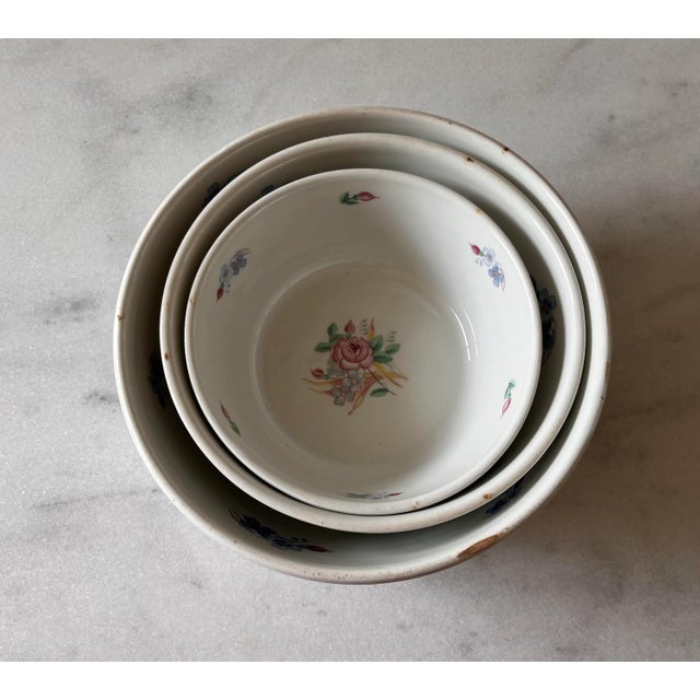 Arabia Vintage Ceramic Nesting Arabia Bowls With Floral Pattern - Set of 3 For Sale - Image 4 of 8