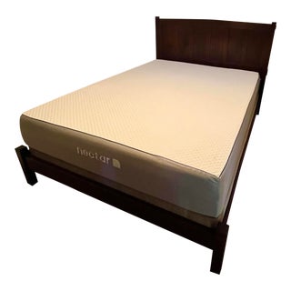 Stickley Mission Style Paneled Quarter-Sawn Oak Queen Size Bed For Sale