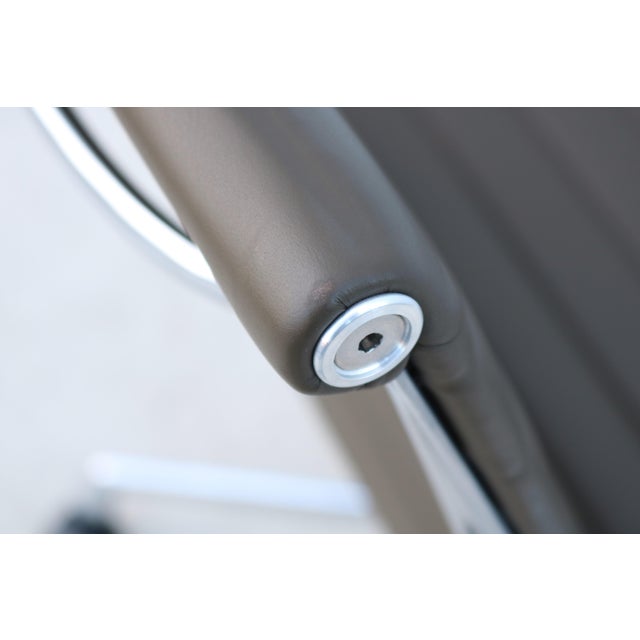 MCM Herman Miller Eames Aluminum Group Management Chair in Hunter Brown Leather For Sale - Image 11 of 12