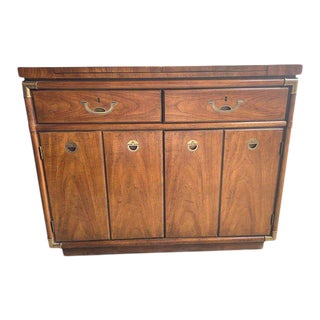 1980’s Vintage Drexel Campaign Style Rolling Bar Cabinet For Sale