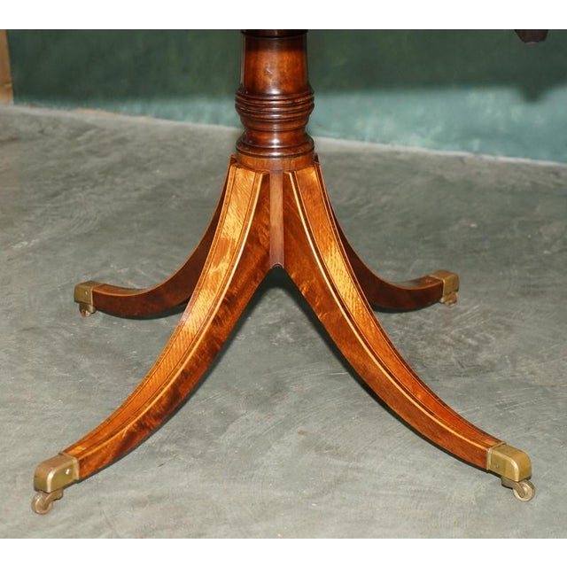Hollywood Regency Regency Crossbanded Extendable Pedestal Dining Table in Satinwood, 1820s For Sale - Image 3 of 18