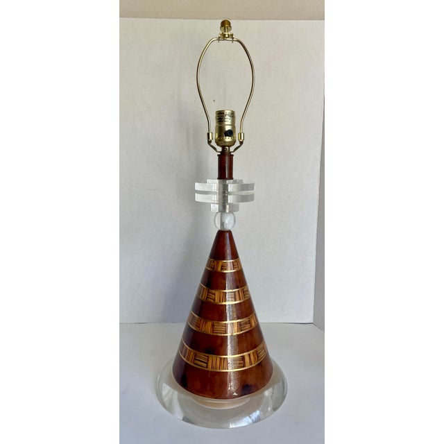 Art Deco Pair of Vintage Leeazanne Postmodern Faux Burl & Lucite Table Lamps With Original Shades For Sale - Image 3 of 17