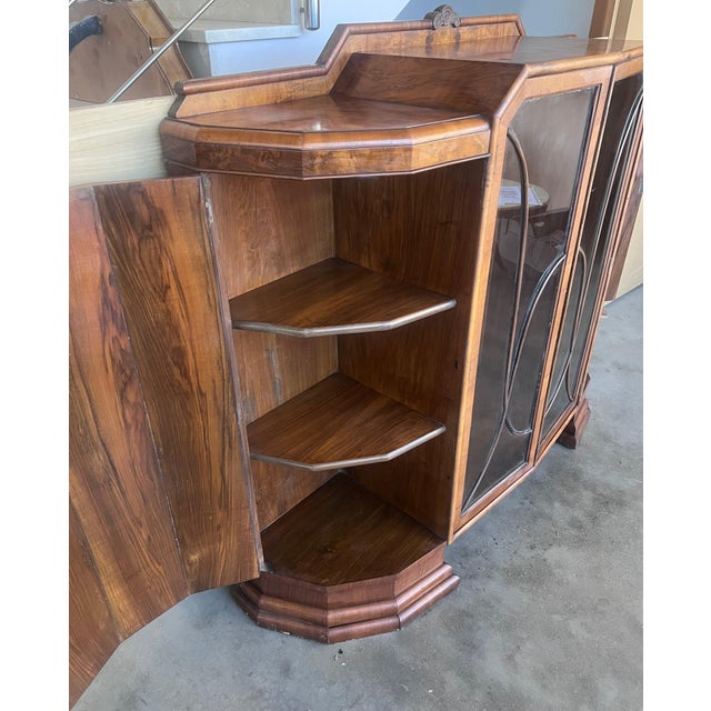 Art Deco Cathedral Display Cabinet with Ebonized Base, Vitrine, circa 1930 For Sale In Miami - Image 6 of 18