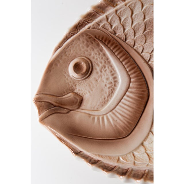 1970s Fish Serving Set with Platter and Plates by Sarreguemines, 1960s, Set of 6 For Sale - Image 5 of 12