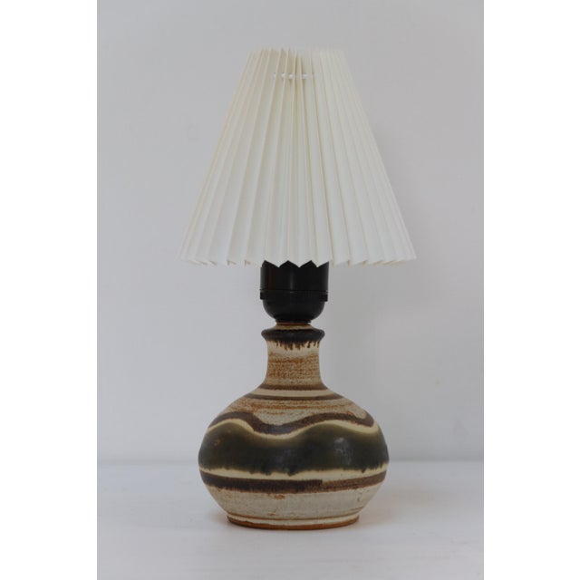 Ceramic Small Danish Modern Brown Ceramic Table Lamp by Jette Hellerøe, 1960s For Sale - Image 7 of 17
