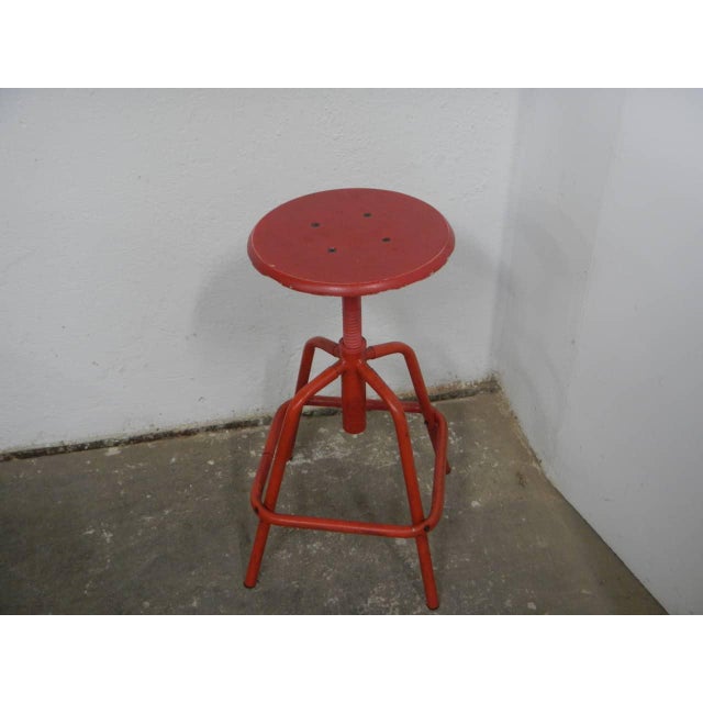 Adjustable from 52 cm to 62 cm. Painted red