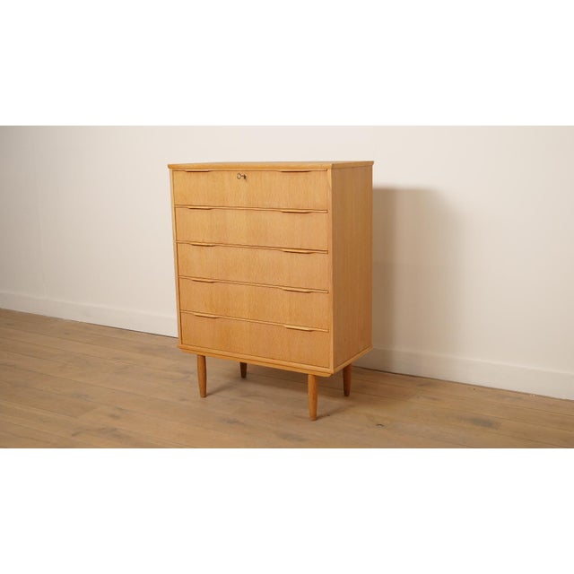 This beautiful Danish vintage chest of drawers is a real eye-catcher in any interior. The timeless design and beautiful...
