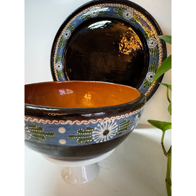 1988 Mexican Studio Pottery Plate & Bowl Set by Day Allen – Hand-Painted Terracotta For Sale - Image 9 of 9