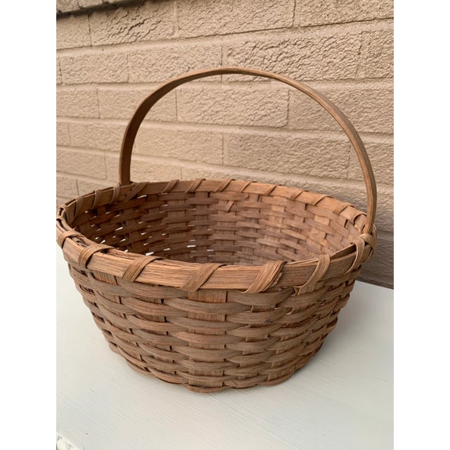Antique Early 20th Century American Splint Oak Gathering Basket For Sale - Image 4 of 11
