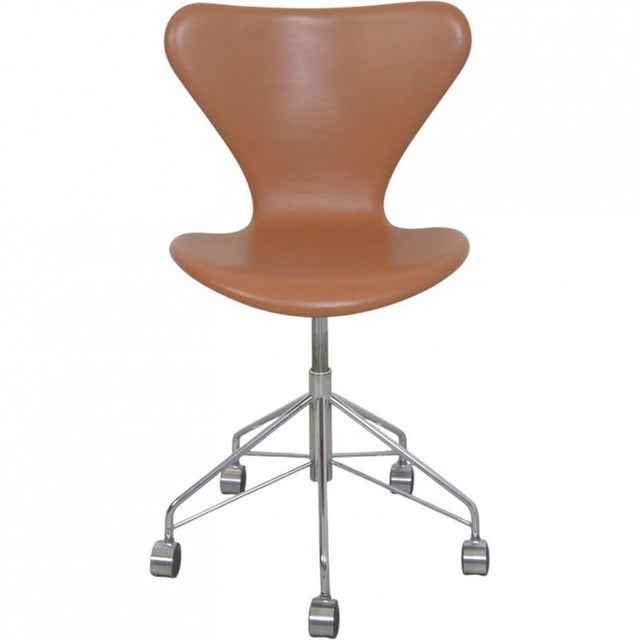 Model 3117 Desk Chair in Cognac Leather by Arne Jacobsen, 1980s For Sale - Image 14 of 14