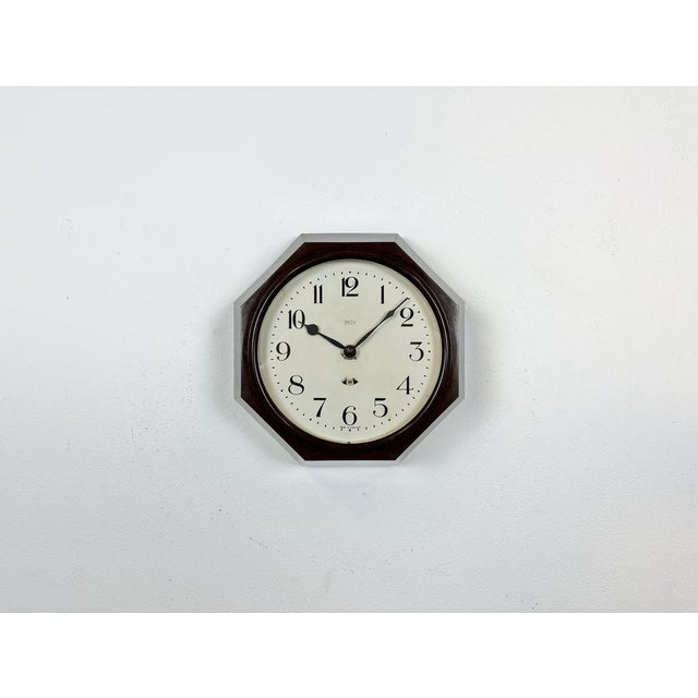 Mid-Century Modern Industrial Bakelite Brown Wall Clock from Smith Electric, 1950s For Sale - Image 3 of 17