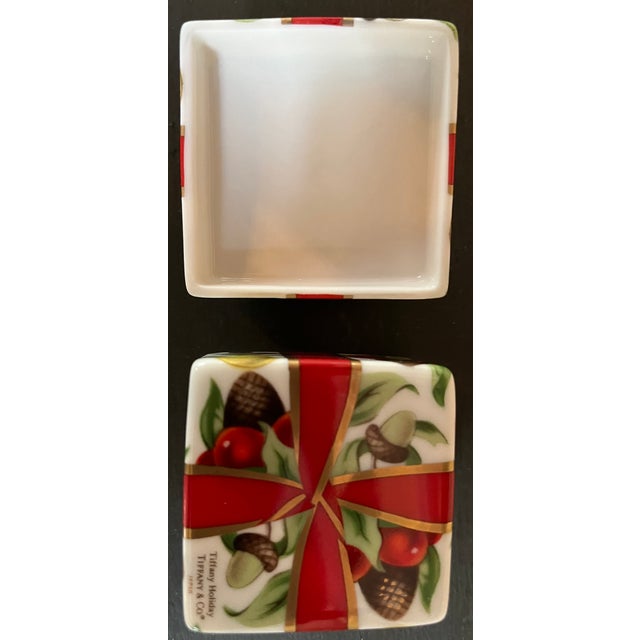 Red 1990s Tiffany & Co. "Tiffany Holiday" Porcelain Gift Box Trinket Box For Sale - Image 8 of 12