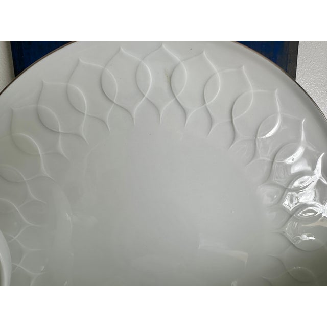 Contemporary 1970s Rosenthal "Lotus" Platinum Band Designed by Bjorn Wiinbland 12 Place Setting Dinner Service With Full Tea & Coffee Service, and Serving Pieces For Sale - Image 3 of 9