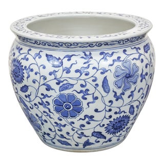 Early 20th Century Chinese Blue White Flower Pattern Porcelain Pot Planter For Sale