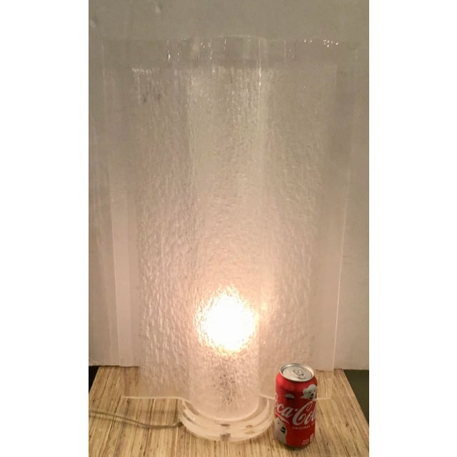 Plastic Vintage 1970’s Textured Wavy Lucite Table Lamp For Sale - Image 7 of 8